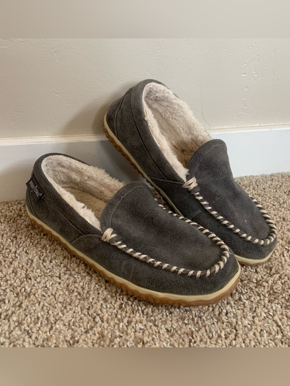Minnetonka Tempe Moccasin Slippers Gray Suede Slip On Faux Fur Lined Loafers 7M